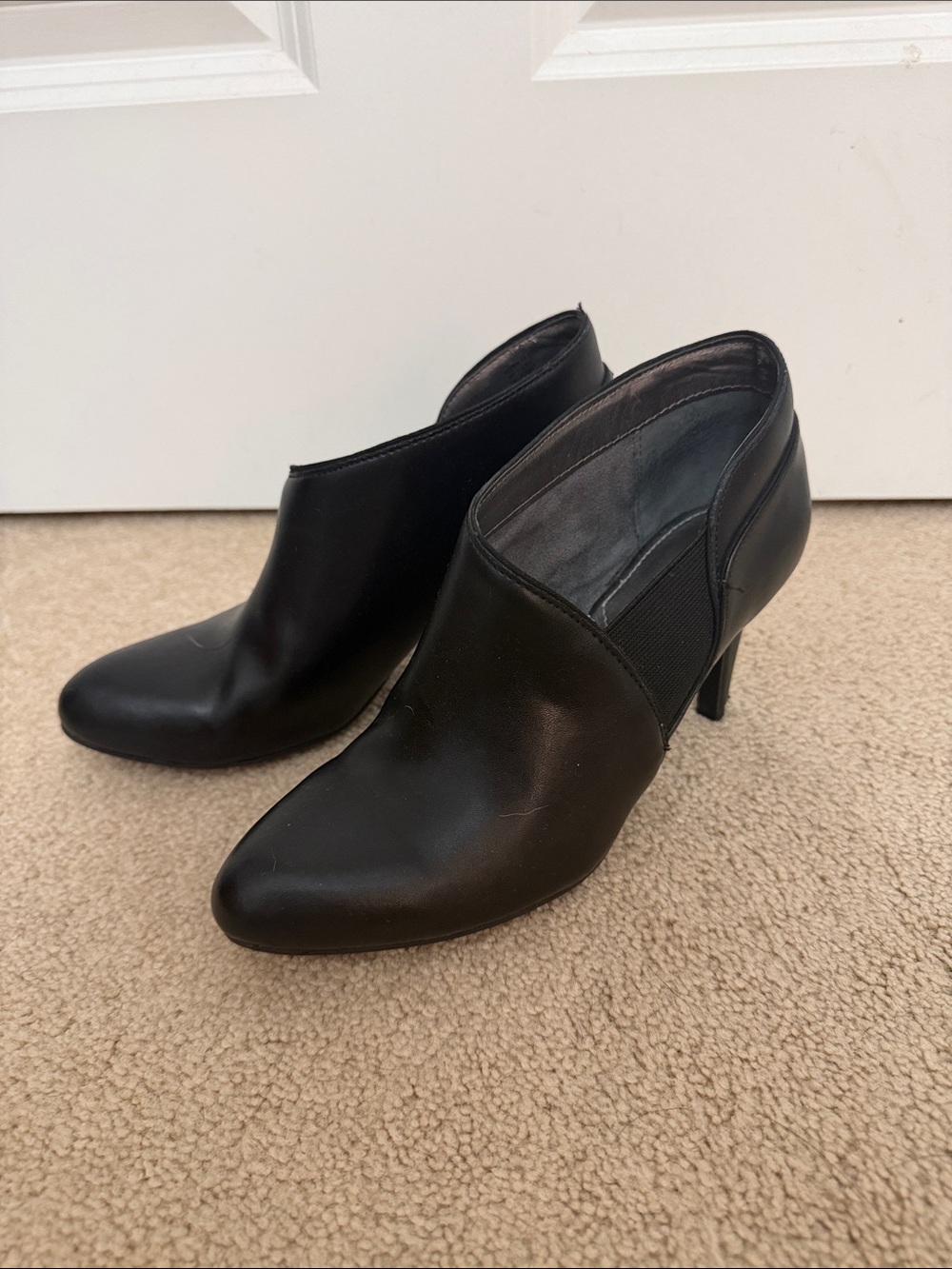 Adrienne Vittadini Tikki Black Leather Ankle Booties Size 6.5